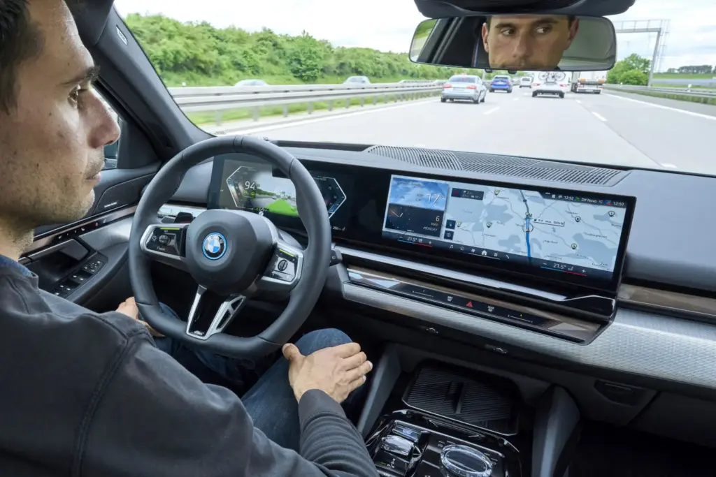 2026 BMW iX3 conduccion autonoma 2 Motor16