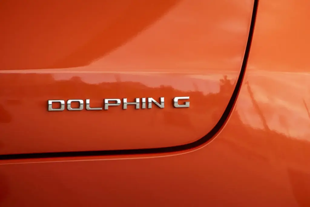 2026 BYD Dolphin G DM-i. Imagen emblema.