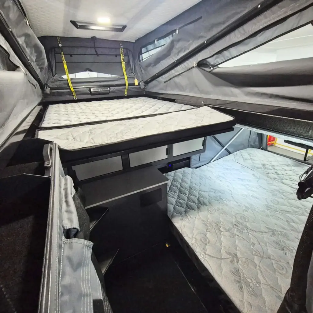 2026 Bushwakka Kamelback4. Land Cruiser. Imagen interior.