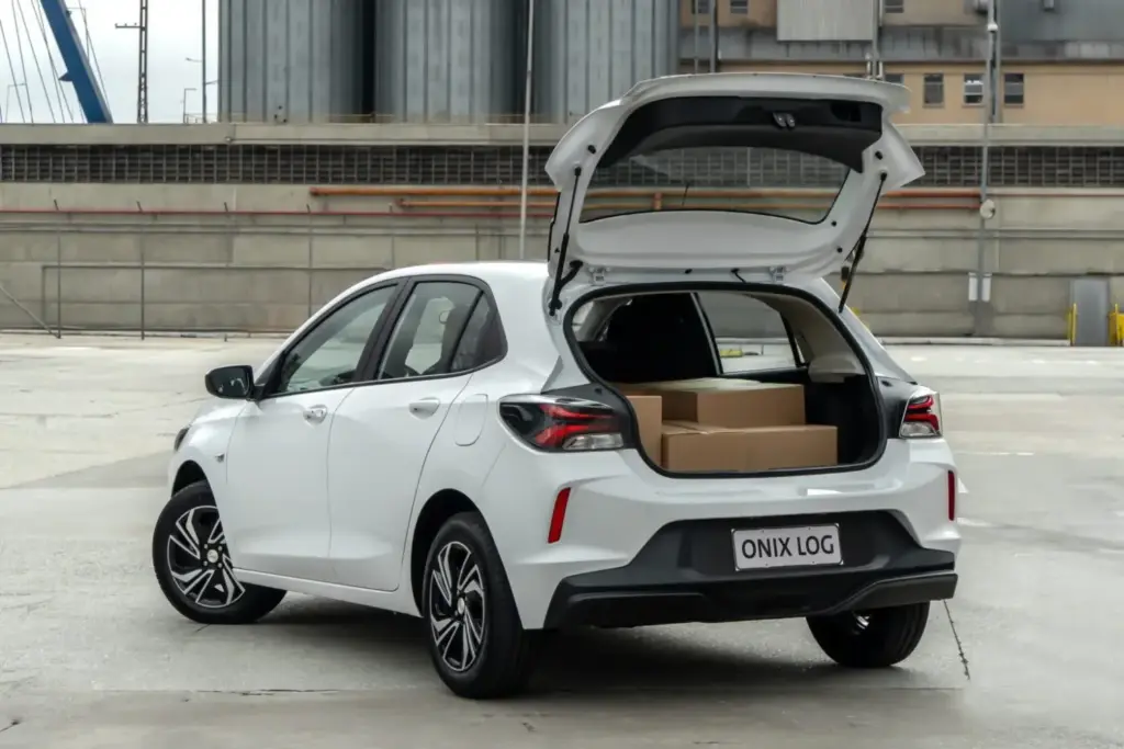 Onix: El compacto que Chevrolet conserva con vida y que vende por 17.000 euros 3 Motor16 2026 Chevrolet Onix Brasil. Imagen Log.