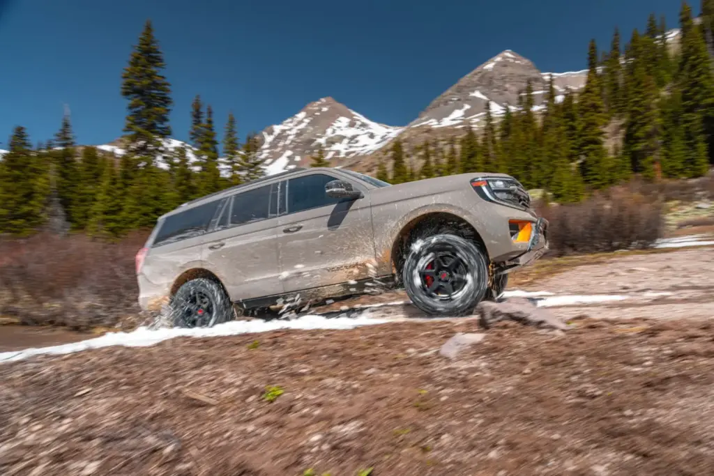 El Ford Expedition se vuelve mucho más salvaje gracias a Hennessey Performance, que está irreconocible 13 Motor16 2026 Hennessey Ford Expedition Tremor VelociRaptor 10 Motor16