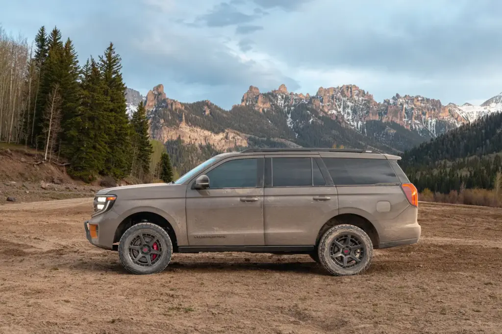 El Ford Expedition se vuelve mucho más salvaje gracias a Hennessey Performance, que está irreconocible 5 Motor16 2026 Hennessey Ford Expedition Tremor VelociRaptor 3 Motor16