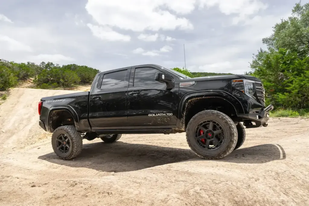 El GMC Sierra puede plantar cara a 1500 TRX y F-150 Raptor R con la ayuda de unos chicos de Texas 9 Motor16 2026 Hennessey Goliath 700 GMC Sierra 1 Motor16