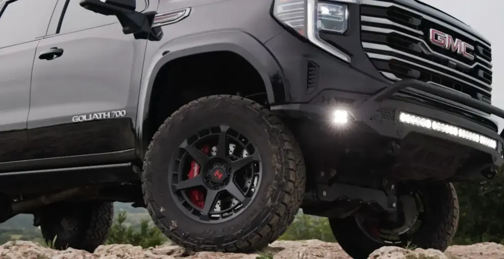 El GMC Sierra puede plantar cara a 1500 TRX y F-150 Raptor R con la ayuda de unos chicos de Texas 1 Motor16 2026 GMC Sierra. Hennessey Goliath 700. Imagen detalle.