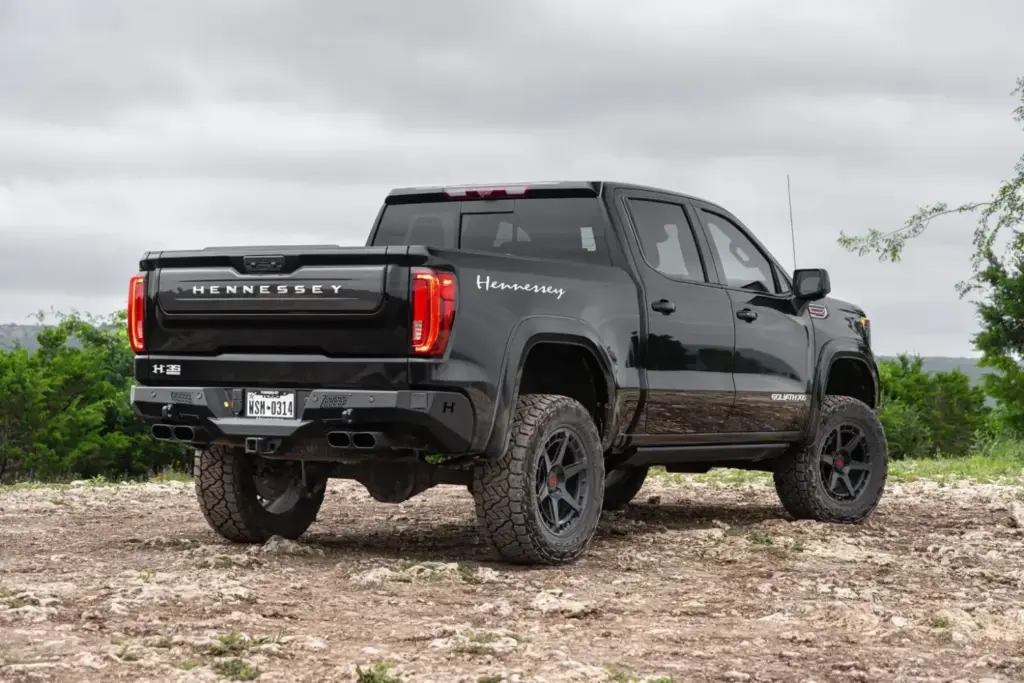 El GMC Sierra puede plantar cara a 1500 TRX y F-150 Raptor R con la ayuda de unos chicos de Texas 2 Motor16 2026 GMC Sierra. Hennessey Goliath 700. Imagen trasera.