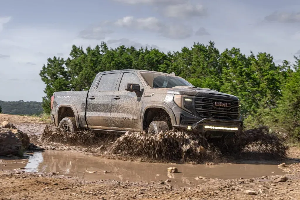 El GMC Sierra puede plantar cara a 1500 TRX y F-150 Raptor R con la ayuda de unos chicos de Texas 8 Motor16 2026 Hennessey Goliath 700 GMC Sierra 3 Motor16