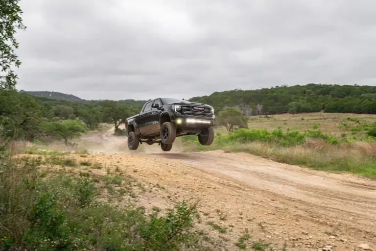 El GMC Sierra puede plantar cara a 1500 TRX y F-150 Raptor R con la ayuda de unos chicos de Texas