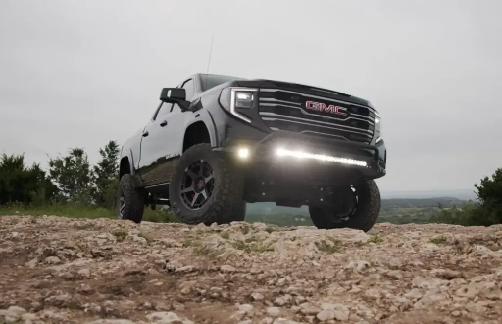 El GMC Sierra puede plantar cara a 1500 TRX y F-150 Raptor R con la ayuda de unos chicos de Texas 4 Motor16 2026 Hennessey Goliath 700 GMC Sierra 6 Motor16