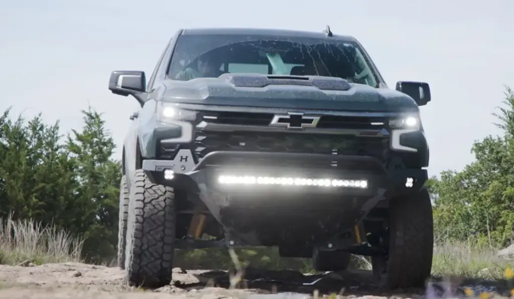 El GMC Sierra puede plantar cara a 1500 TRX y F-150 Raptor R con la ayuda de unos chicos de Texas 6 Motor16 2026 Hennessey Goliath 700 GMC Sierra 9 Motor16