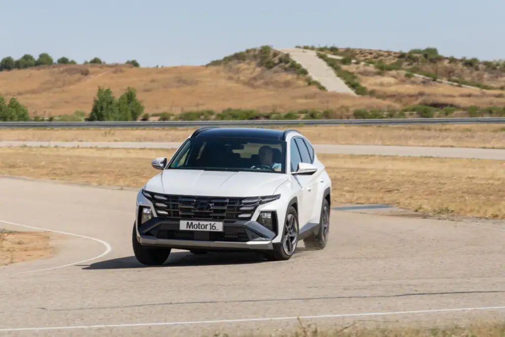 Hyundai Tucson 1.6 CRDI 48V: Cuando no seguir las normas tiene sus ventajas 2 Motor16 2026 Viaje Hyundai Tucson CRDI 48V. Imagen movimiento.