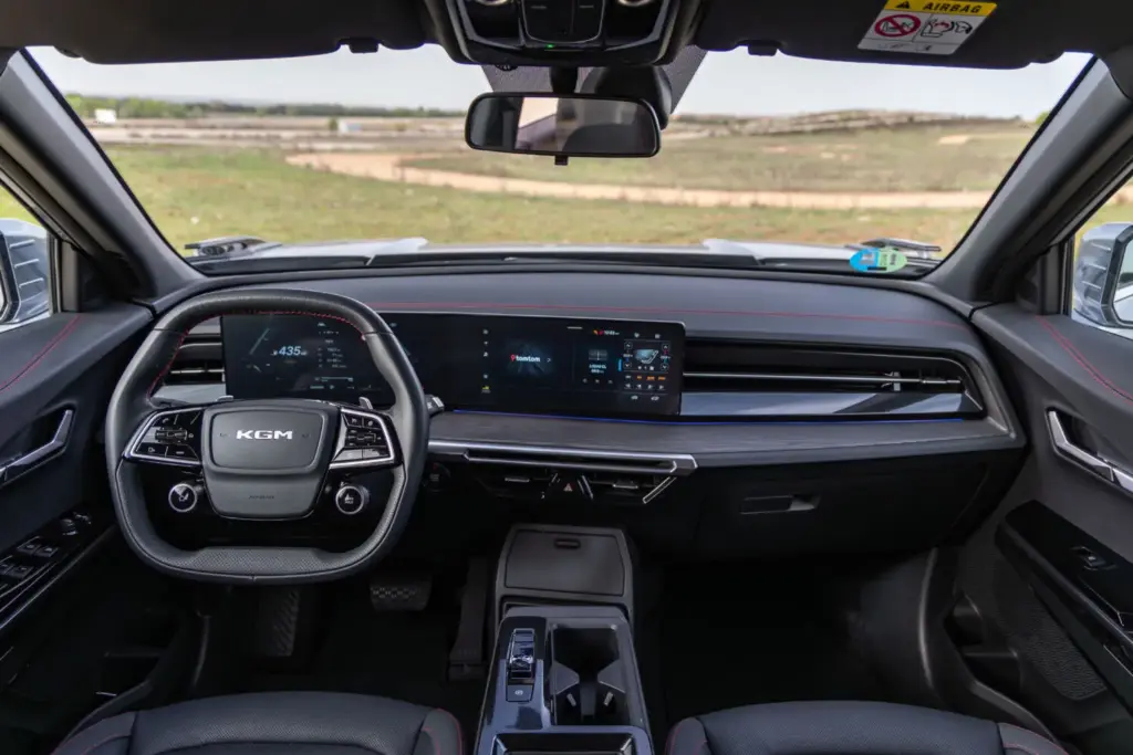 Viajamos con el KGM Torres Actyon HEV a un trocito de Corea en pleno corazón de La Mancha 2 Motor16 2026 KGM Torres Actyon HEV. Imagen interior.