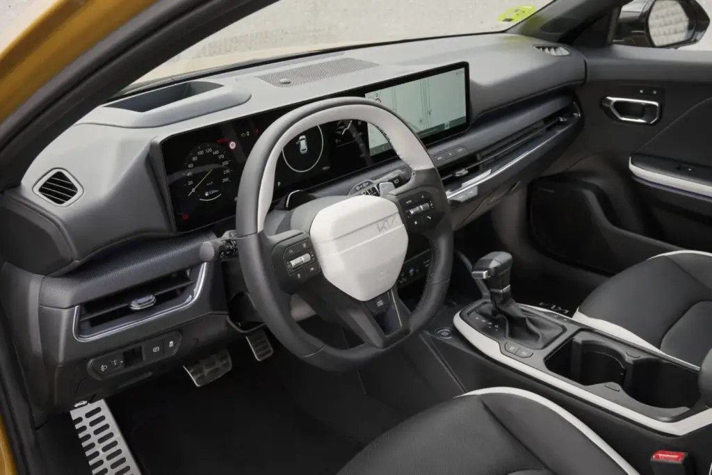 Kia K4: Conducimos el compacto que llega para que nos olvidemos de una leyenda 30 Motor16 2026 Kia K4 presentacion 1 Motor16