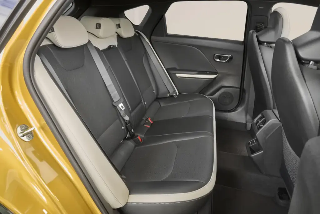 Kia K4: Conducimos el compacto que llega para que nos olvidemos de una leyenda 33 Motor16 2026 Kia K4 presentacion 10 Motor16