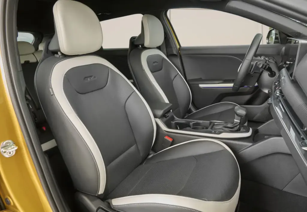 Kia K4: Conducimos el compacto que llega para que nos olvidemos de una leyenda 32 Motor16 2026 Kia K4 presentacion 11 Motor16
