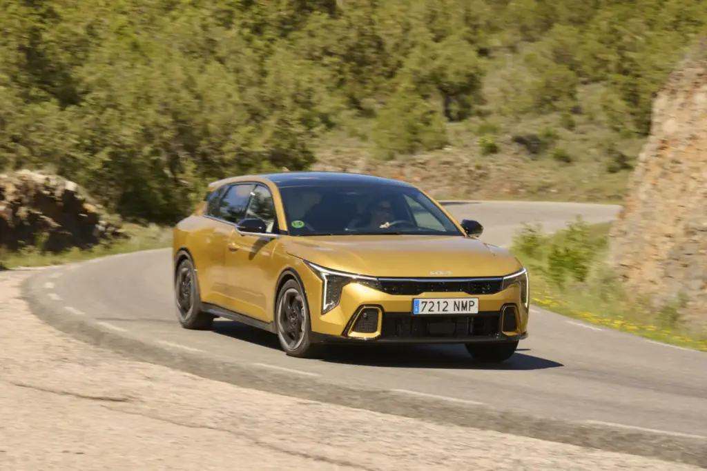 Kia K4: Conducimos el compacto que llega para que nos olvidemos de una leyenda 20 Motor16 2026 Kia K4 presentacion 13 Motor16