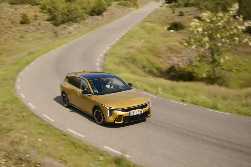 Kia K4: Conducimos el compacto que llega para que nos olvidemos de una leyenda 3 Motor16 2026 Kia K4. Al Volante. Imagen movimiento.