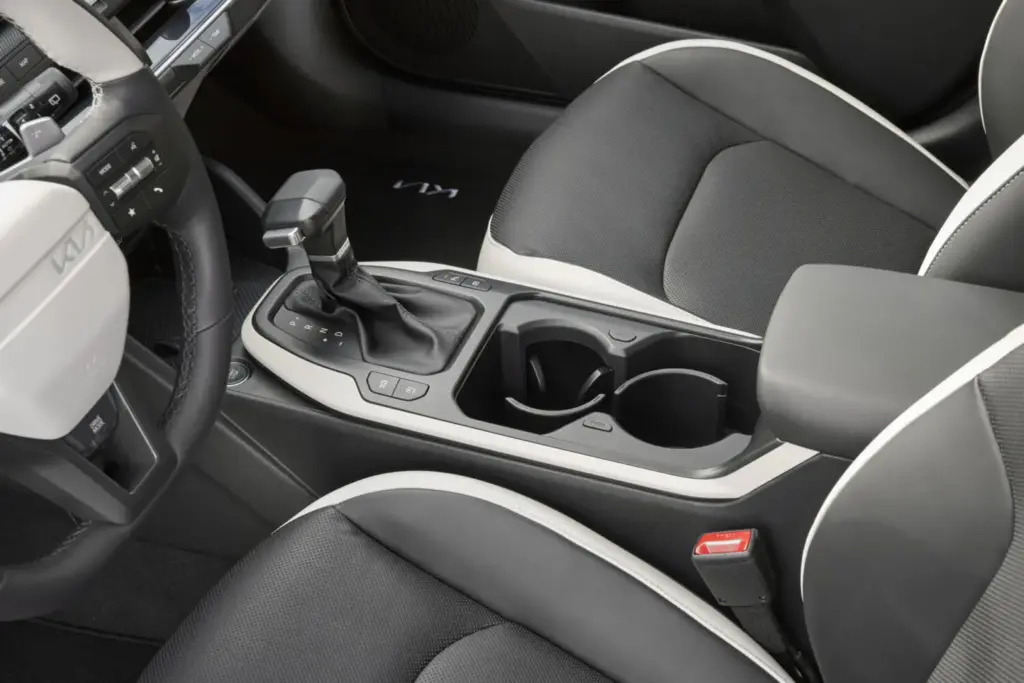 Kia K4: Conducimos el compacto que llega para que nos olvidemos de una leyenda 4 Motor16 2026 Kia K4. Al Volante. Imagen cambio.