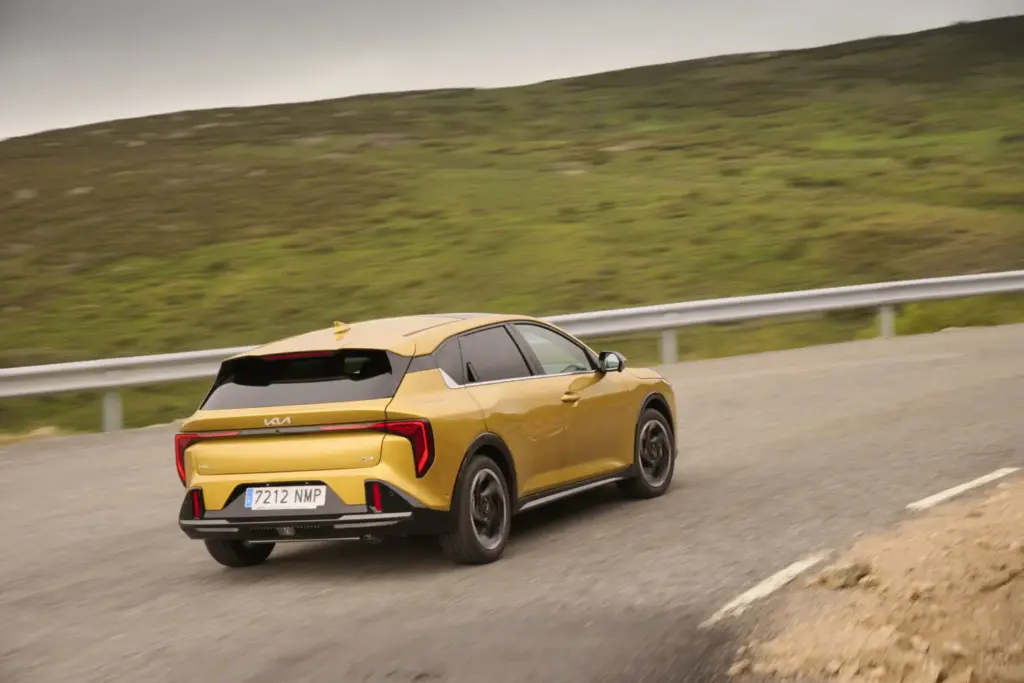 Kia K4: Conducimos el compacto que llega para que nos olvidemos de una leyenda 5 Motor16 2026 Kia K4. Al Volante. Imagen movimiento trasero.