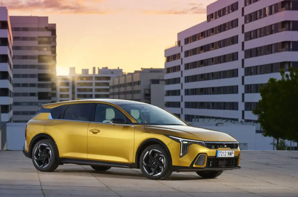 Kia K4: Conducimos el compacto que llega para que nos olvidemos de una leyenda 7 Motor16 2026 Kia K4. Al Volante. Imagen.