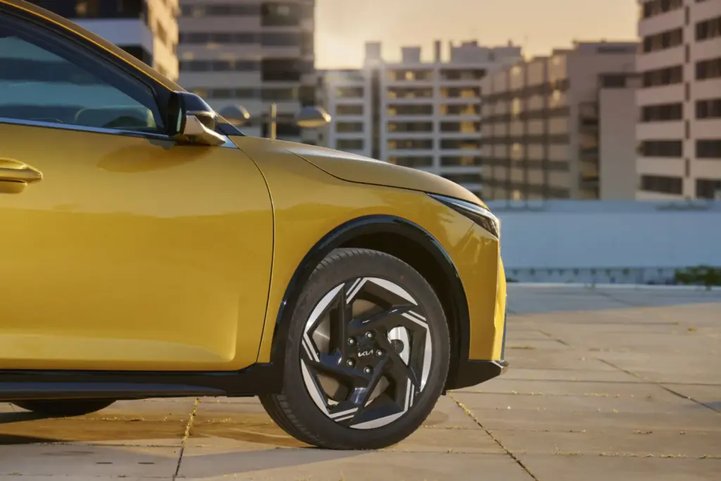 Kia K4: Conducimos el compacto que llega para que nos olvidemos de una leyenda 15 Motor16 2026 Kia K4 presentacion 27 Motor16