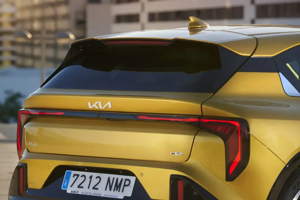 Kia K4: Conducimos el compacto que llega para que nos olvidemos de una leyenda 6 Motor16 2026 Kia K4. Al Volante. Imagen detalle trasera.