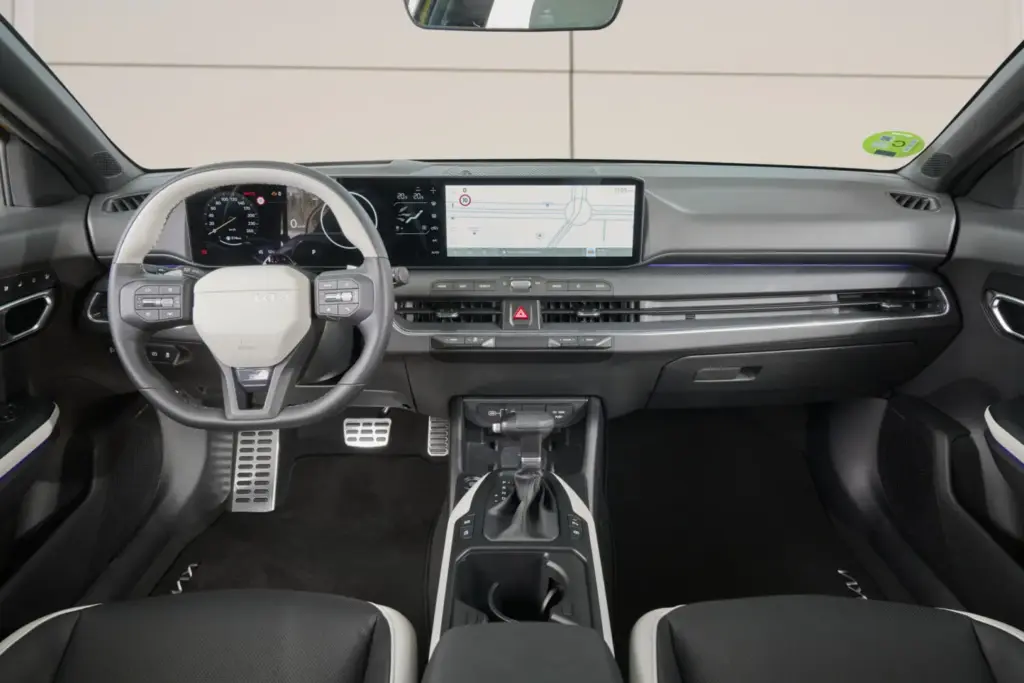 Kia K4: Conducimos el compacto que llega para que nos olvidemos de una leyenda 2 Motor16 2026 Kia K4. Al Volante. Imagen salpicadero.