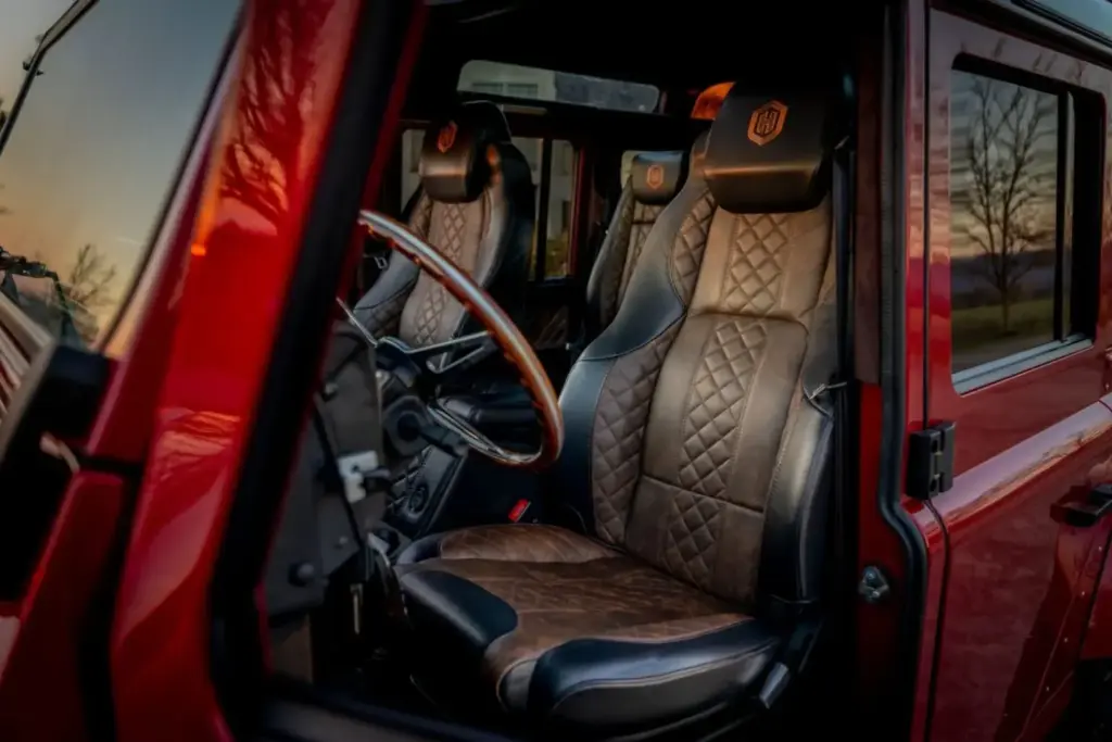 Este clásico Land Rover Defender lo construye Helderburg y pide por el lo que cuatro Range Rover a estrenar 2 Motor16 2026 Land Rover Defender. Helderberg Rocco. Imagen interior.