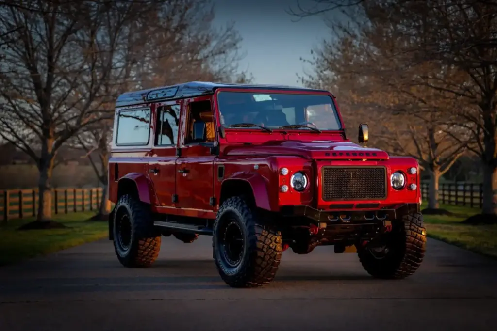 Este clásico Land Rover Defender lo construye Helderburg y pide por el lo que cuatro Range Rover a estrenar 1 Motor16 2026 Land Rover Defender. Helderberg Rocco. Imagen delantera.