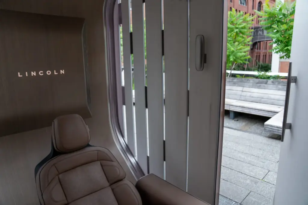 Lo más de lo más de Lincoln no tiene ruedas y promete una experiencia sensorial única en el mundo 2 Motor16 2026 Lincoln Santuario. Imagen interior.