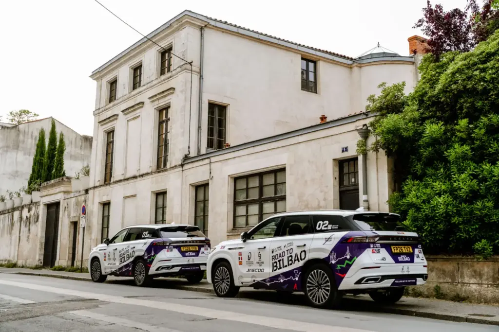 El JAECOO 8 SHS-P y su viaje de París a Bilbao con un solo depósito para apoyar al rugby 7 Motor16 2026 Omoda 8 Bilbao Paris 4 Motor16