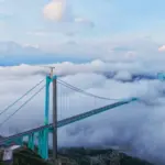 El Puente del Cañón de Huajiang: cuando la ingeniería desafía al vacío para ahorrar 69 minutos de tu viaje en coche