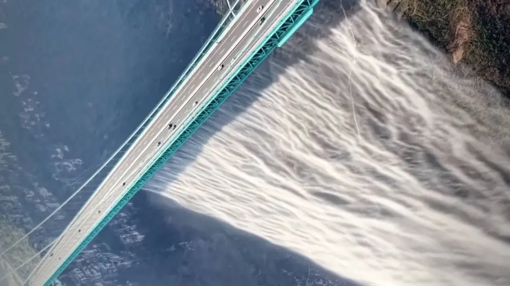 El Puente del Cañón de Huajiang: cuando la ingeniería desafía al vacío para ahorrar 69 minutos de tu viaje en coche 1 Motor16 2026 Puente del Cañón Huajiang. China. Imagen cascada.