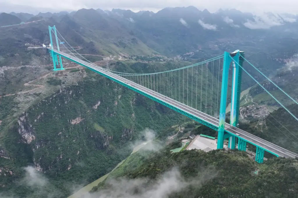 El Puente del Cañón de Huajiang: cuando la ingeniería desafía al vacío para ahorrar 69 minutos de tu viaje en coche 2 Motor16 2026 Puente del Cañón Huajiang. China. Imagen.