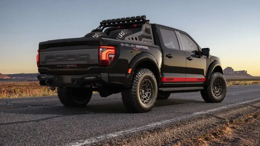 Baja Raptor: Cuando dejas tu Ford F-150 Raptor en las manos de Shelby American 1 Motor16 2026 Shelby Baja Raptor. Ford F-150. Imagen trasera.