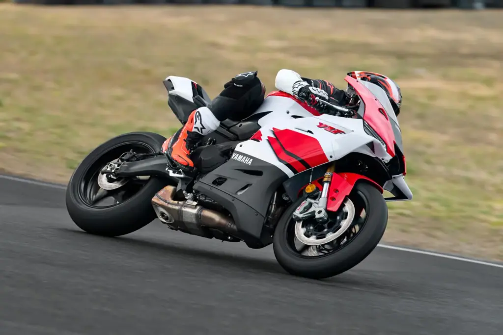 La Yamaha R9 estrena llamativos colores en Japón que podrían llegar a Europa 1 Motor16 2026 Yamaha R9. Imagen movimiento.