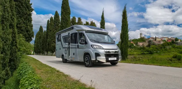 Adria Compact DC: la autocaravana con cama queen ajustable que sorprende