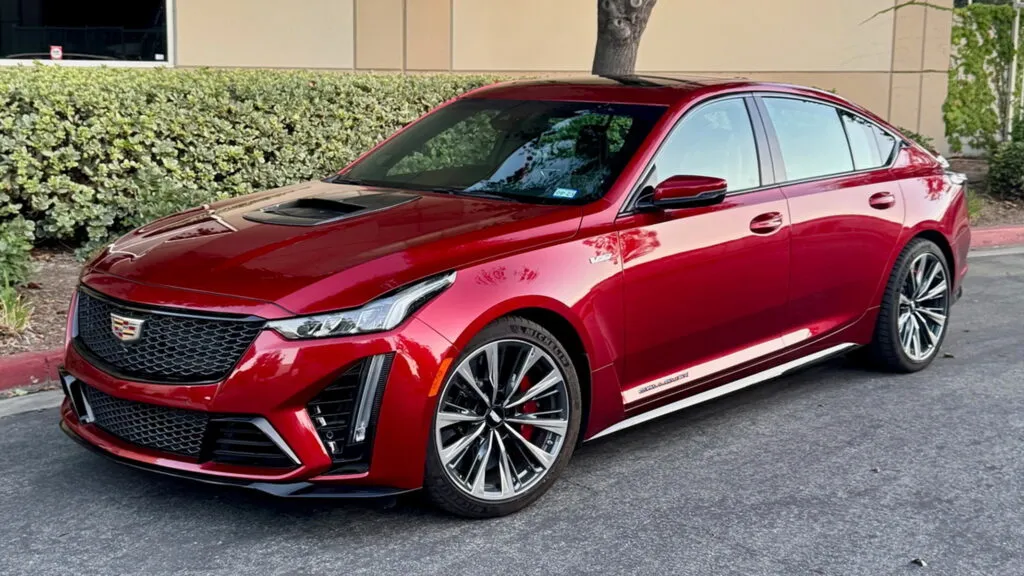 Callaway convierte un Cadillac CT5-V Blackwing en una berlina con 790 CV y tres pedales para exprimir al máximo 2 Motor16 2026 Callaway Cadillac CT5-V Blackwing. Imagen delantera.
