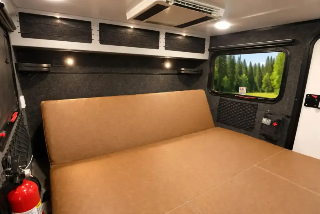 Encore RV se ha marcado una caravana compacta a la que no le falta detalle: Incluso tiene WC 15 Motor16 2026 caravana Encore RV ROG 12RK 1 Motor16