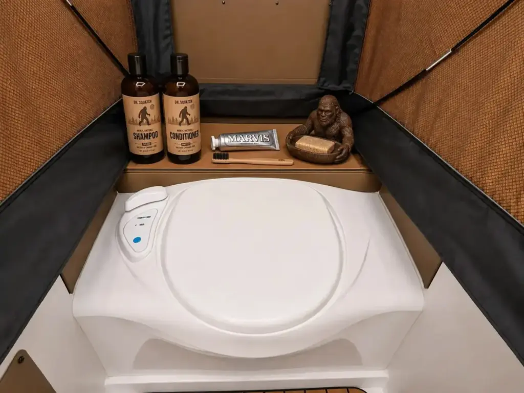 Encore RV se ha marcado una caravana compacta a la que no le falta detalle: Incluso tiene WC 12 Motor16 2026 caravana Encore RV ROG 12RK 12 Motor16