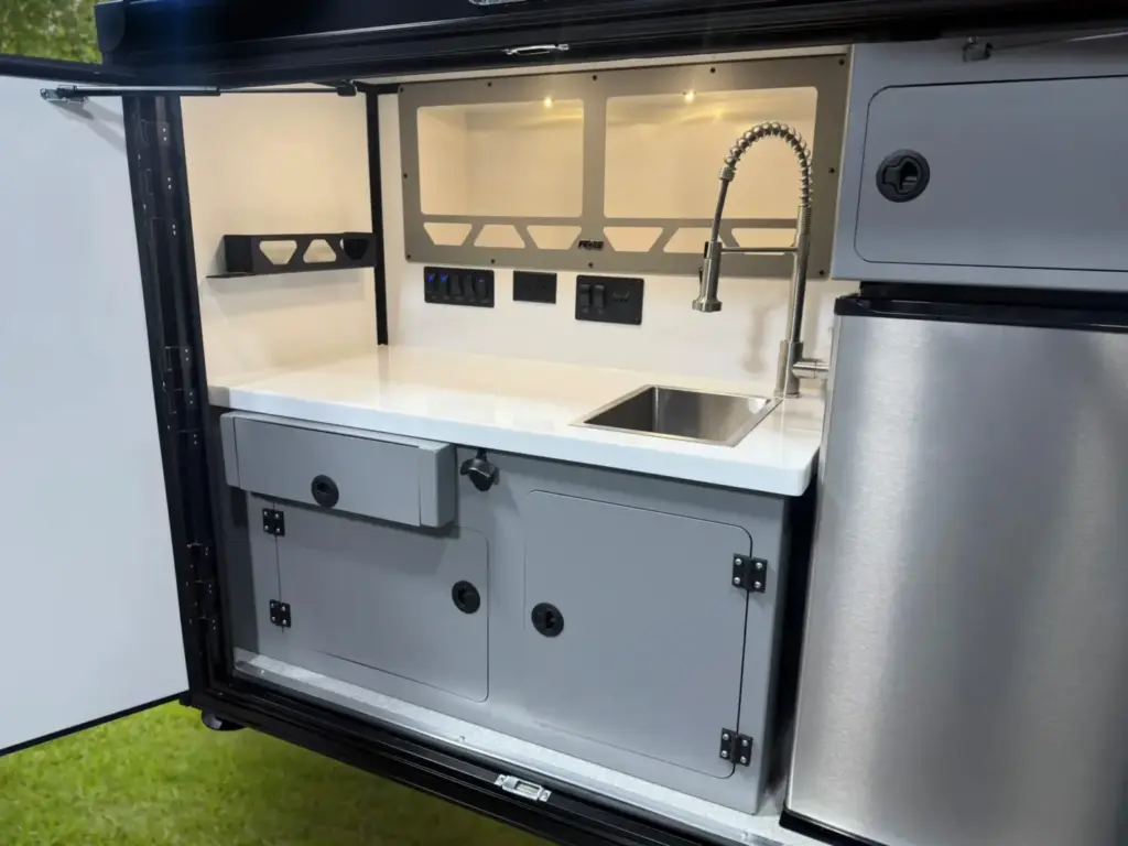 Encore RV se ha marcado una caravana compacta a la que no le falta detalle: Incluso tiene WC 19 Motor16 2026 caravana Encore RV ROG 12RK 17 Motor16