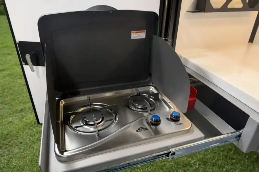 Encore RV se ha marcado una caravana compacta a la que no le falta detalle: Incluso tiene WC 21 Motor16 2026 caravana Encore RV ROG 12RK 19 Motor16