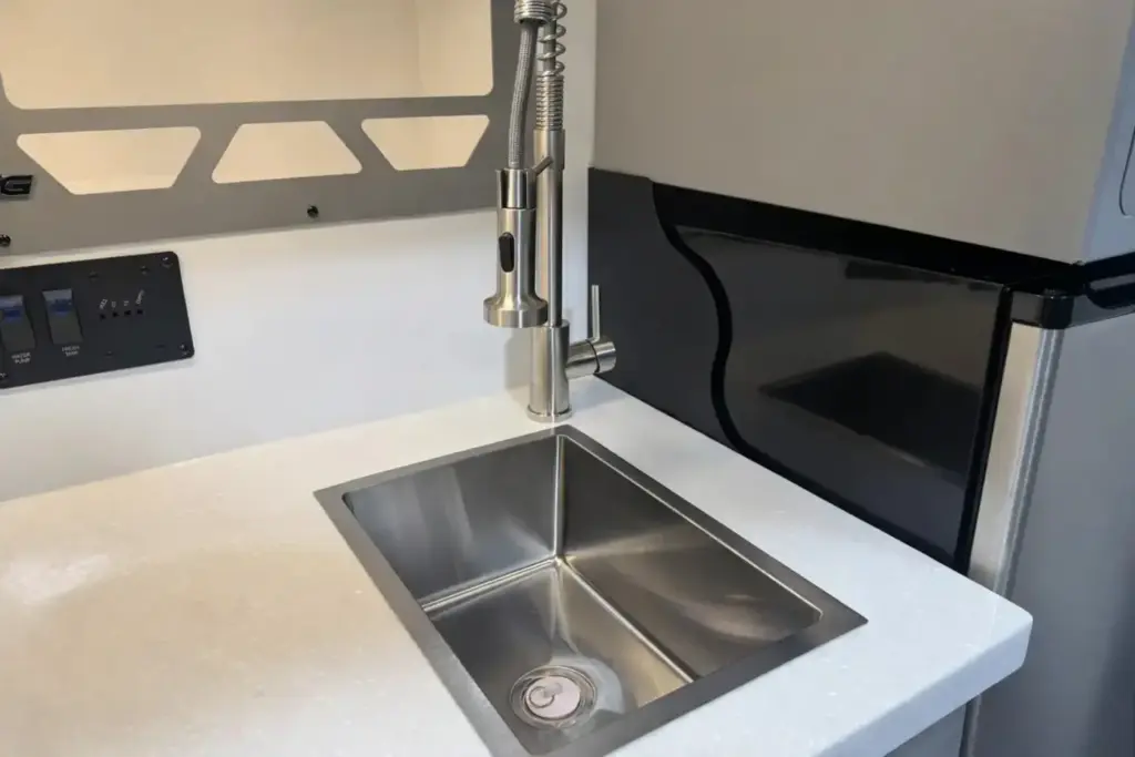 Encore RV se ha marcado una caravana compacta a la que no le falta detalle: Incluso tiene WC 22 Motor16 2026 caravana Encore RV ROG 12RK 20 Motor16