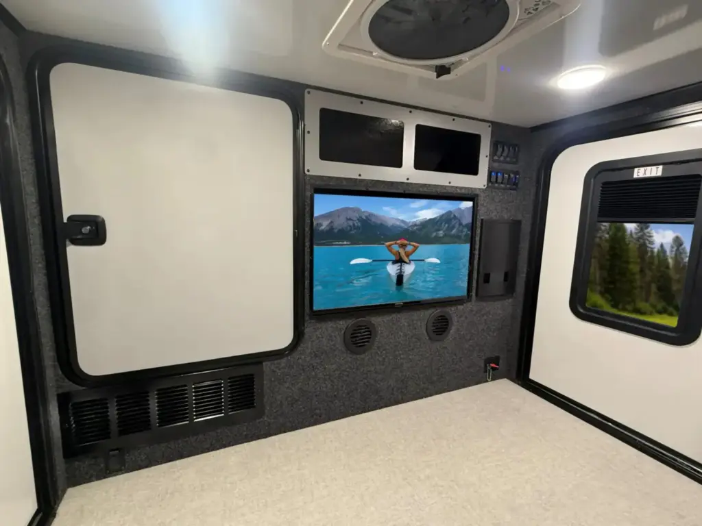 Encore RV se ha marcado una caravana compacta a la que no le falta detalle: Incluso tiene WC 17 Motor16 2026 caravana Encore RV ROG 12RK 4 Motor16