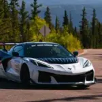 El Corvette de los 1.250 CV de potencia hace historia en la ‘Carrera hacia las nubes’
