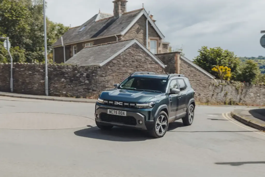 2026 dacia duster hybrid kevin booker 17 Motor16