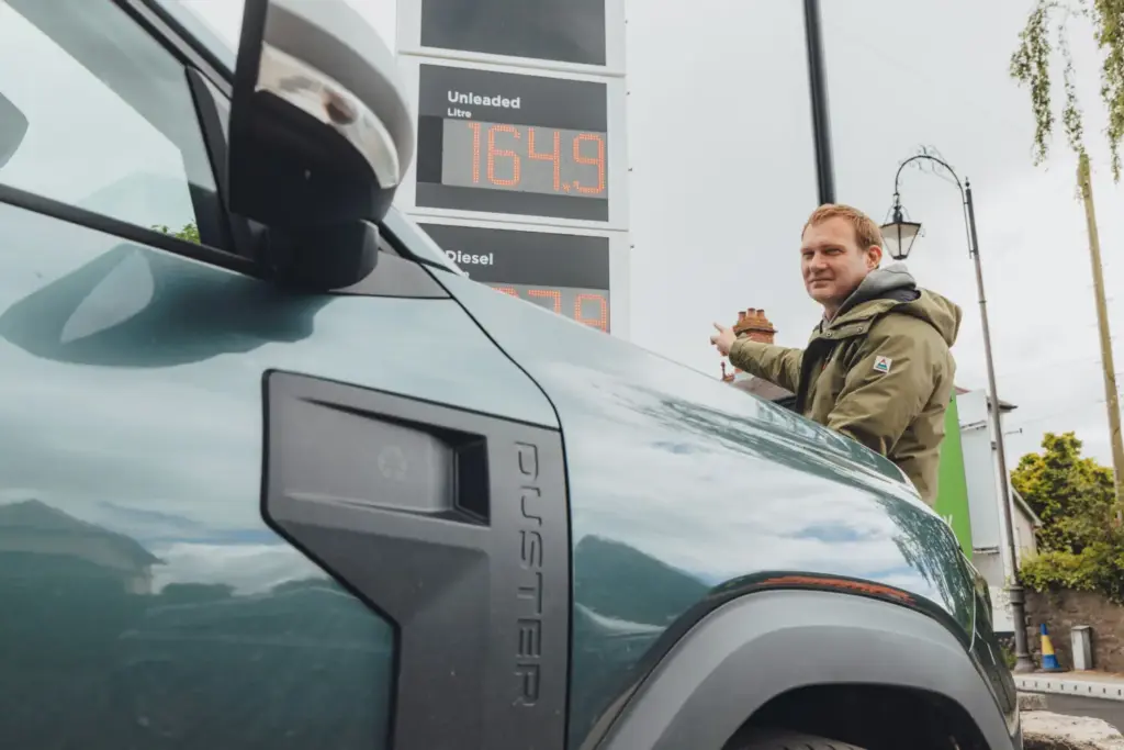 2026 dacia duster hybrid kevin booker 18 Motor16