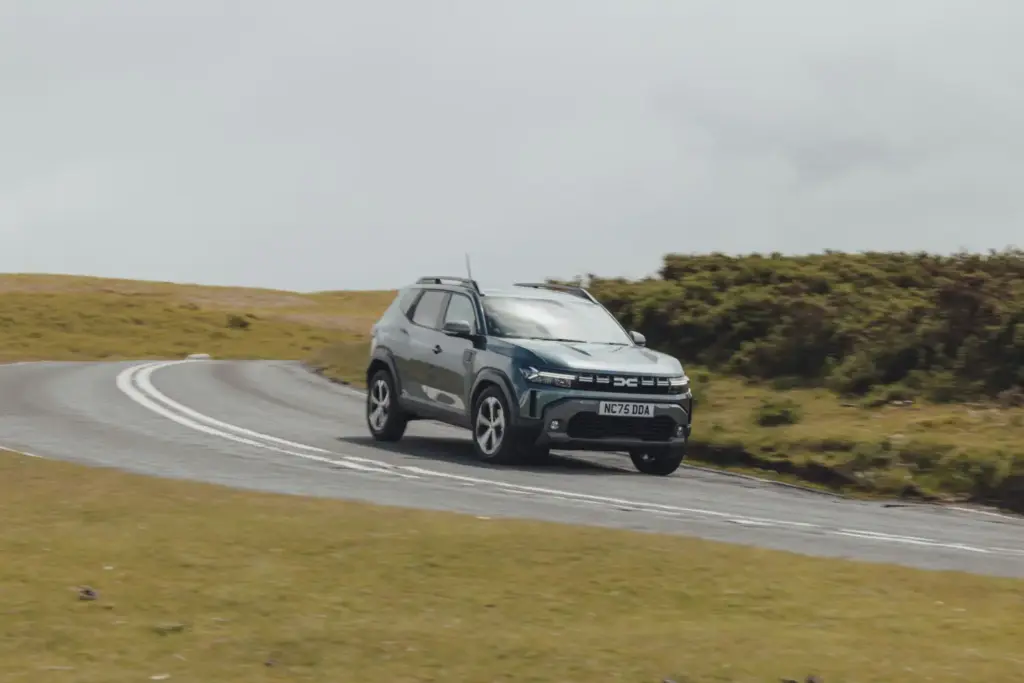 2026 dacia duster hybrid kevin booker 3 Motor16