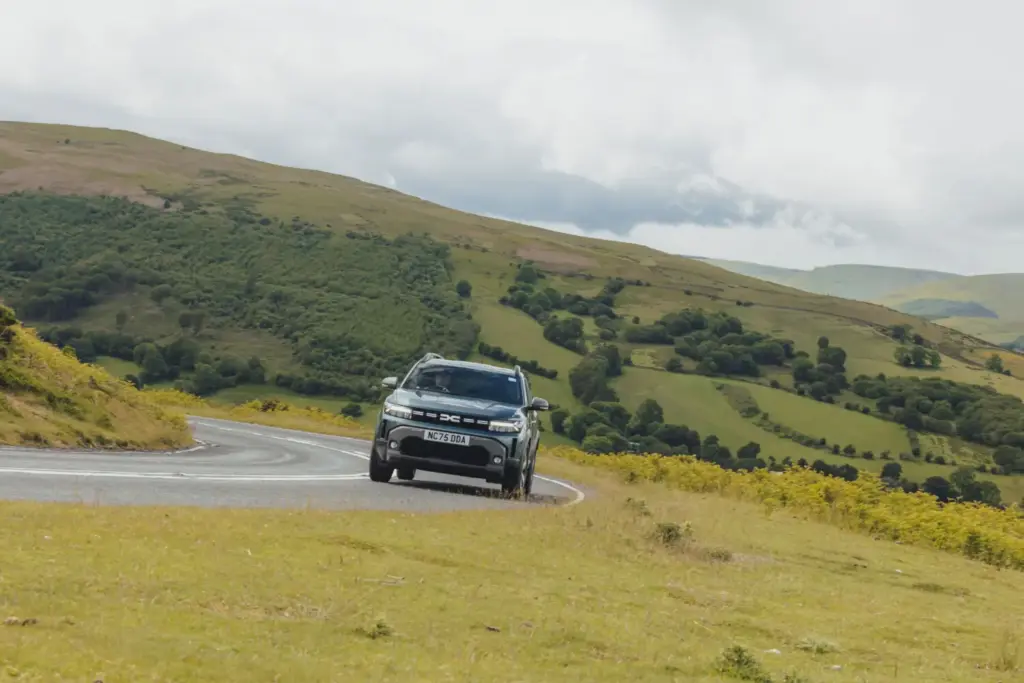 2026 dacia duster hybrid kevin booker 4 Motor16