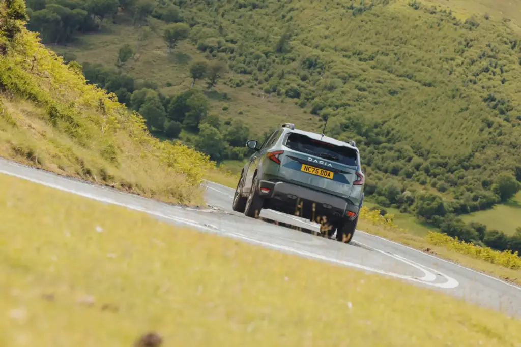 2026 dacia duster hybrid kevin booker 5 Motor16