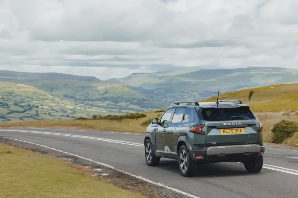 2026 dacia duster hybrid kevin booker 8 Motor16